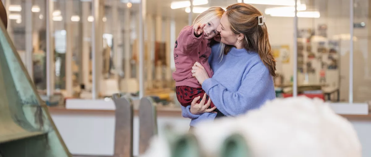 Mama en kind in museum / museumPASSmusées