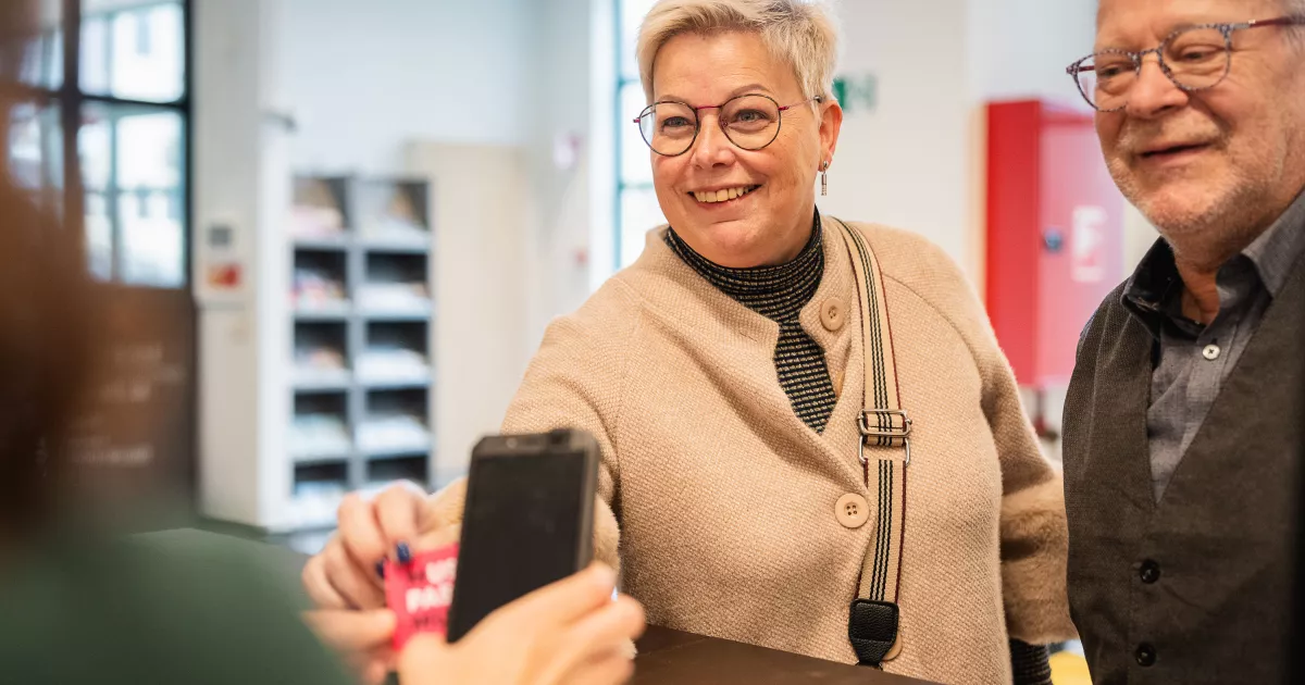 Bezoeker scant de museumpas